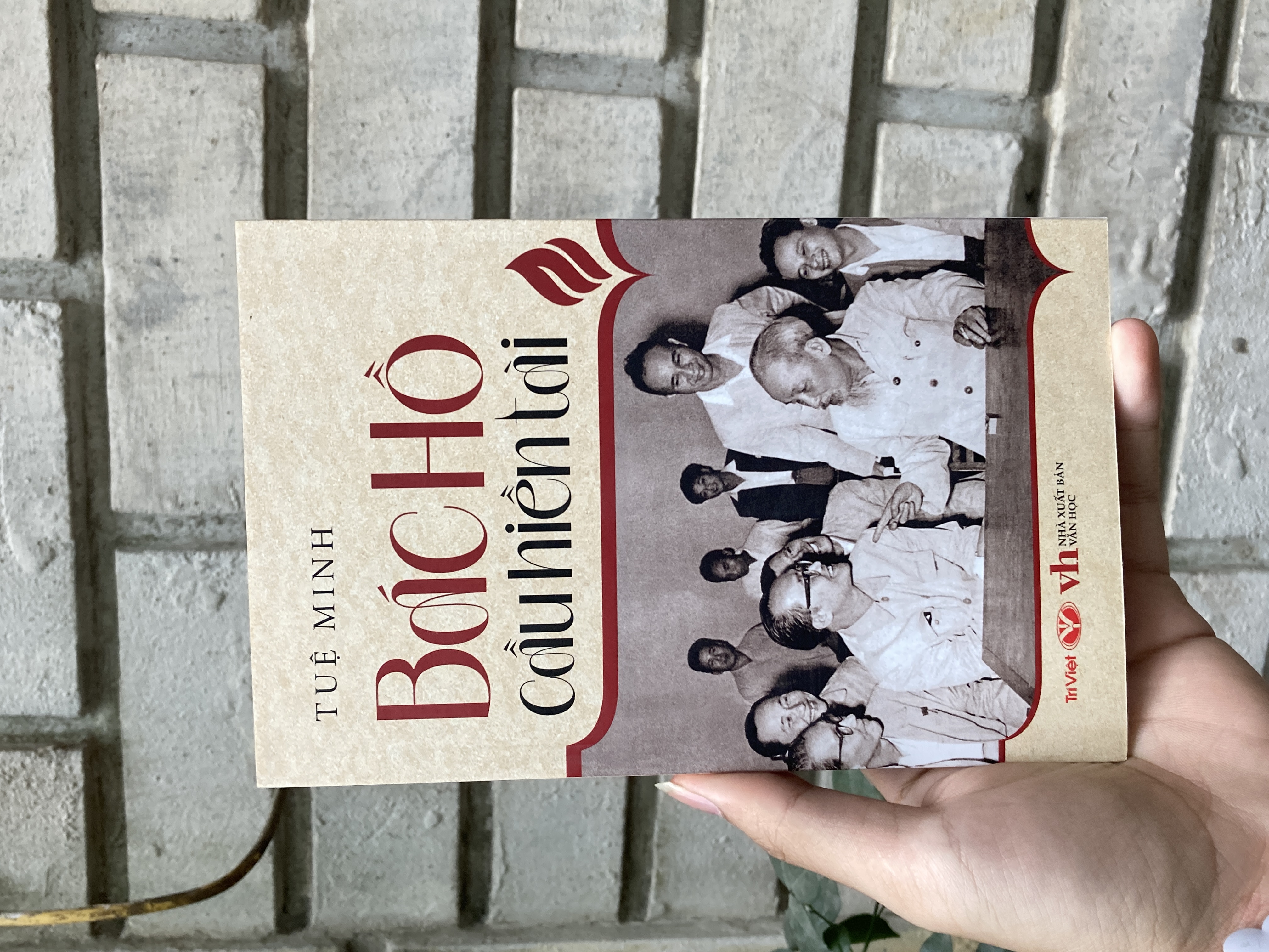 Bác Hồ cầu hiền tài